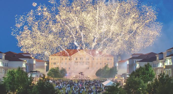 Fireworks display over 的 TCU Campus Commons